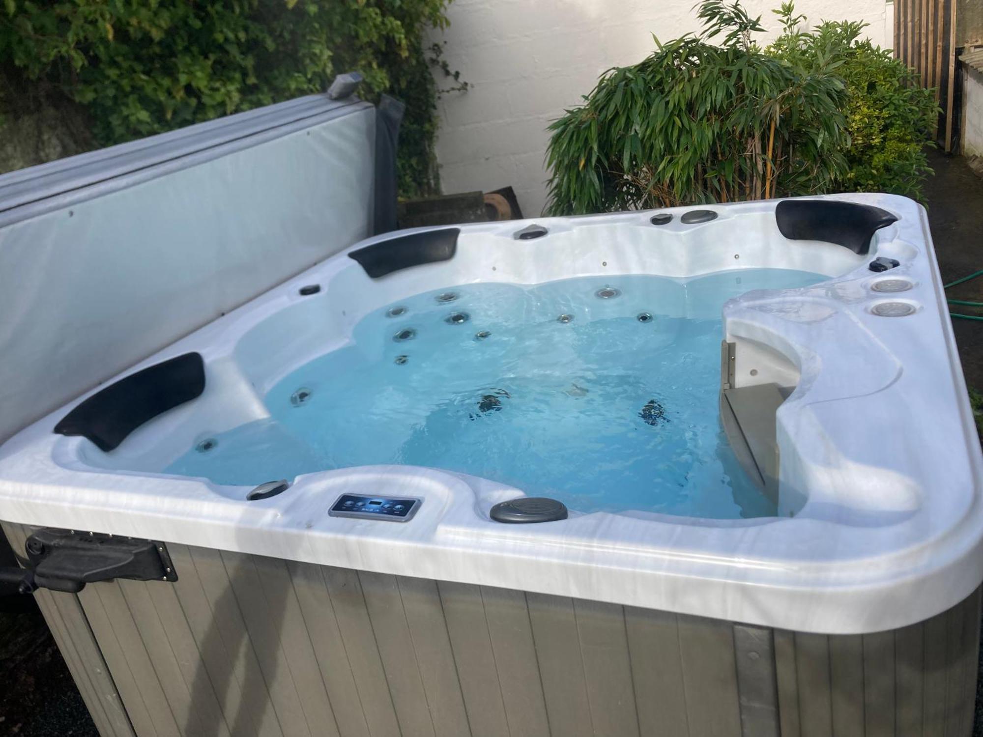 Bryntirion Farmhouse Apartment With Hot Tub Llanfair Caereinion Экстерьер фото