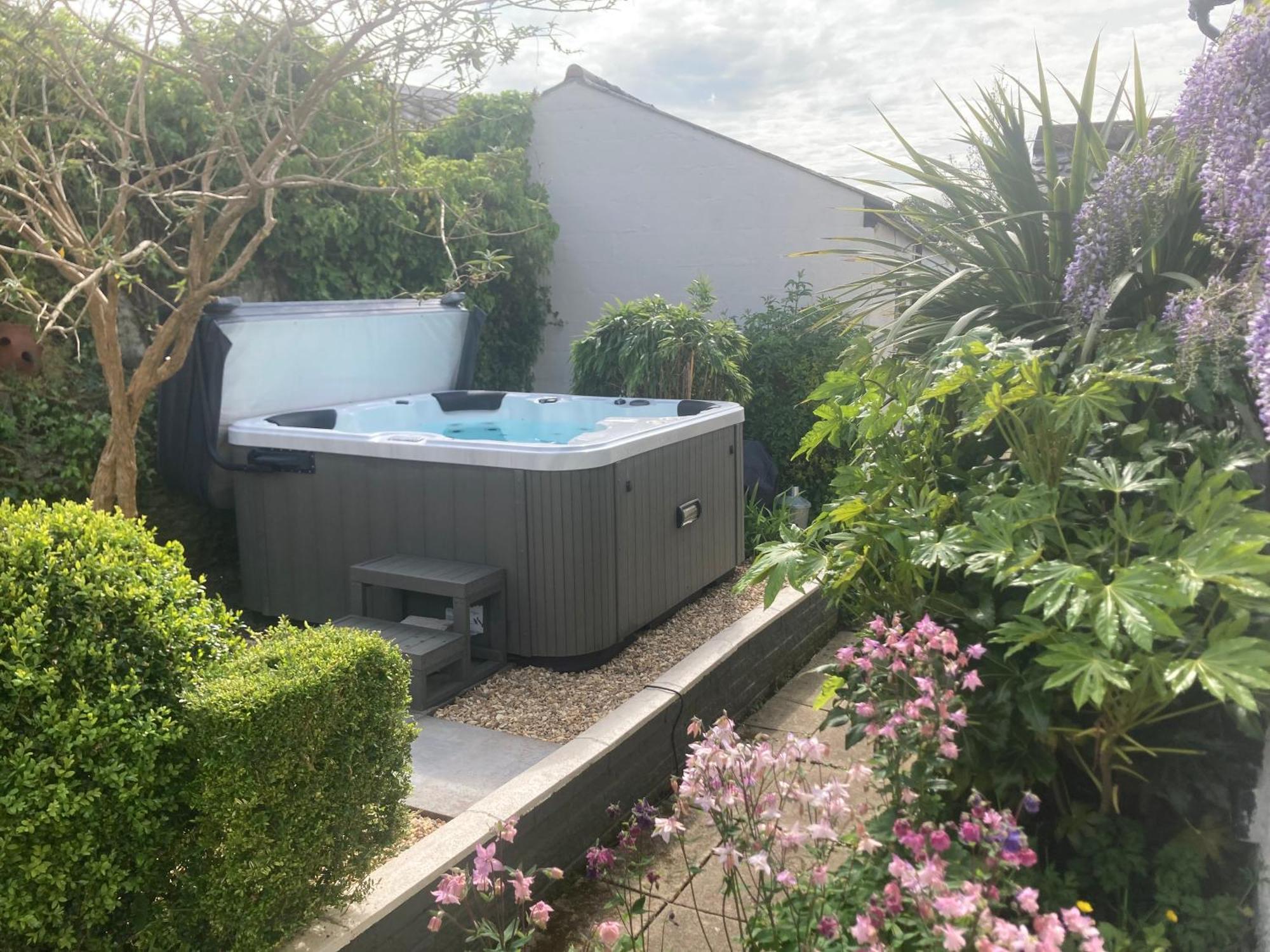Bryntirion Farmhouse Apartment With Hot Tub Llanfair Caereinion Экстерьер фото