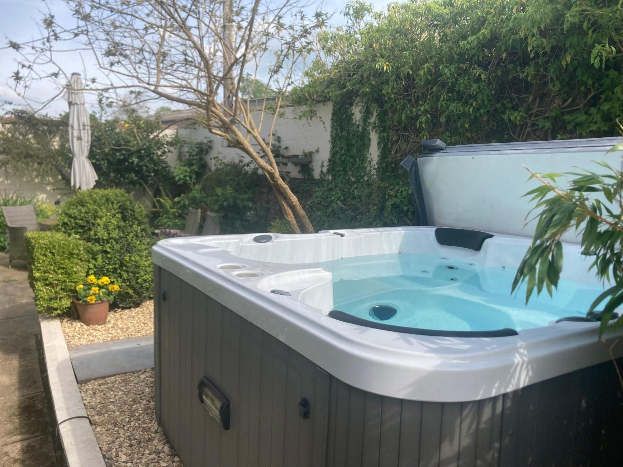 Bryntirion Farmhouse Apartment With Hot Tub Llanfair Caereinion Экстерьер фото