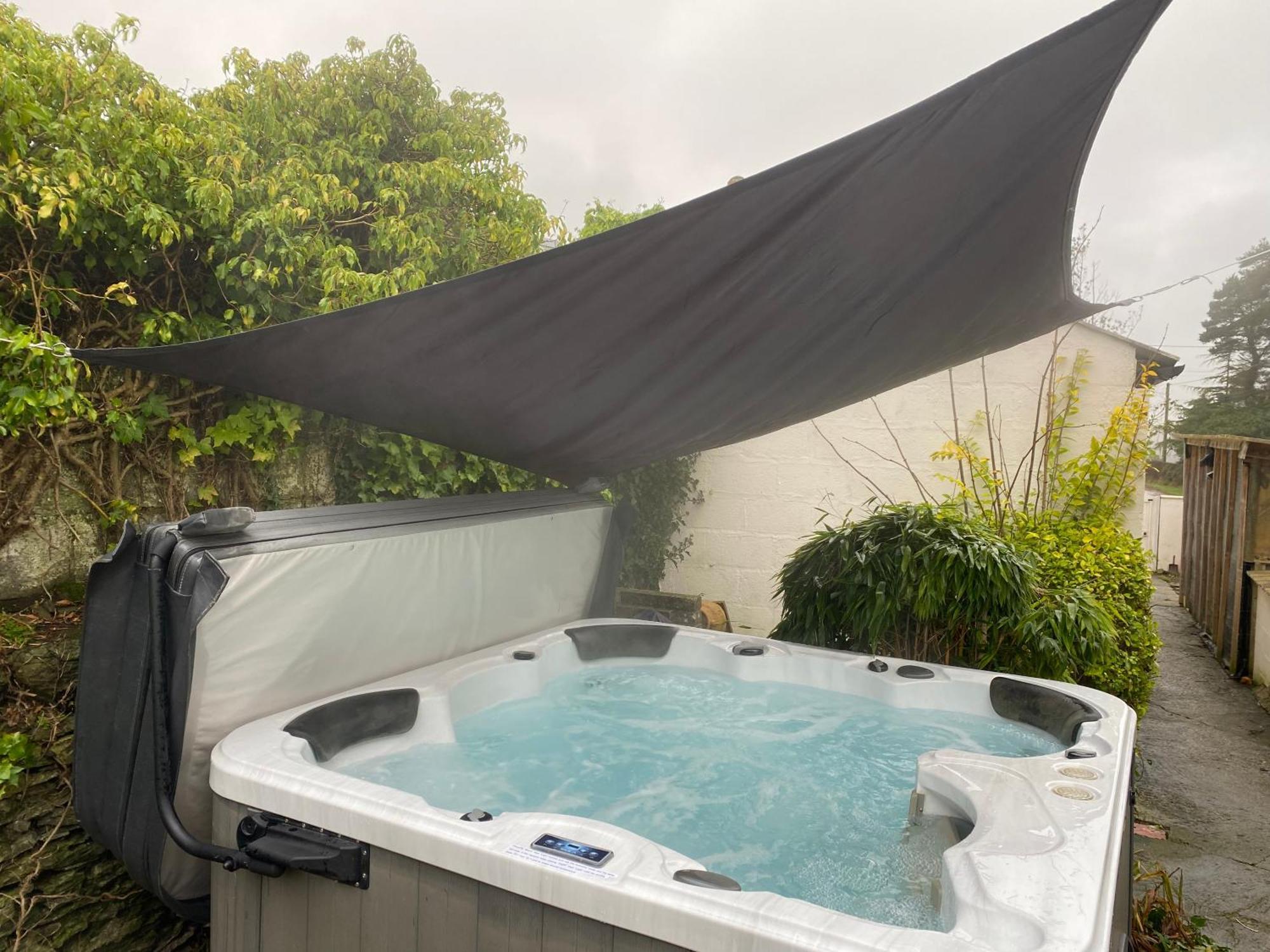 Bryntirion Farmhouse Apartment With Hot Tub Llanfair Caereinion Экстерьер фото